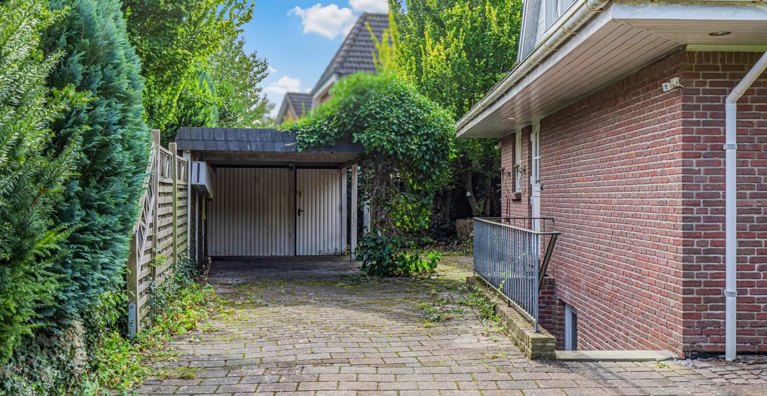 Carport und Auffahrt