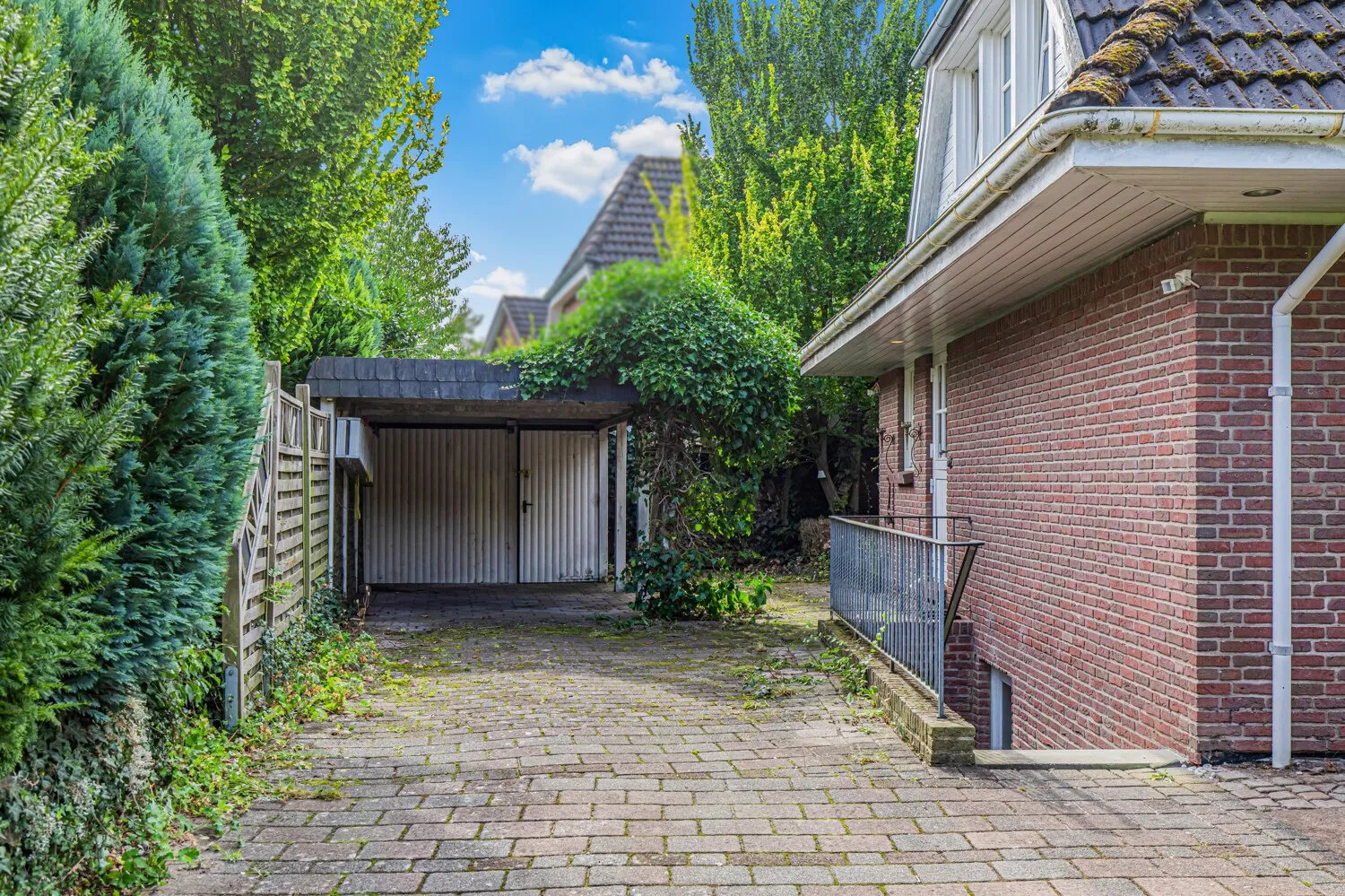 Carport und Auffahrt