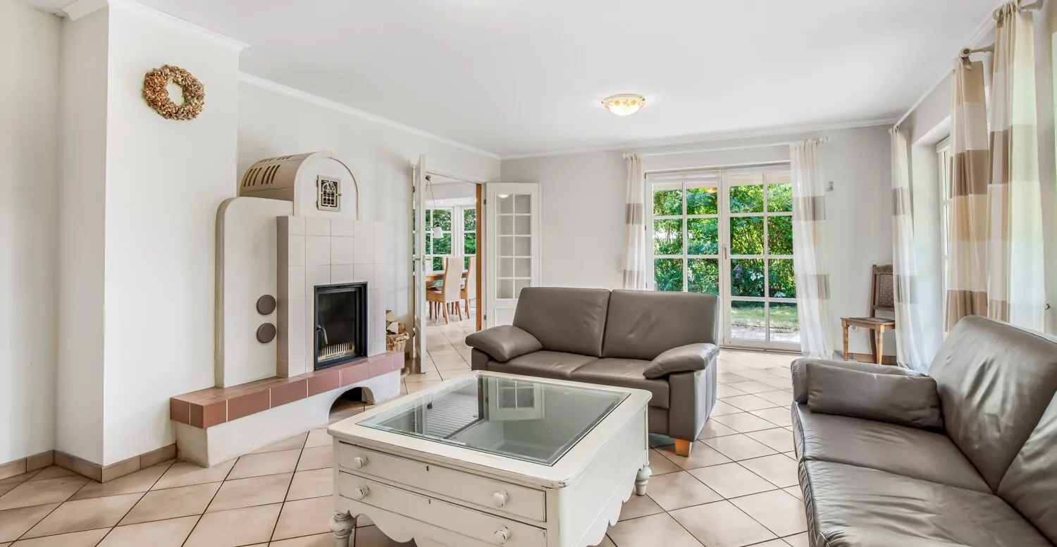 Großzügiges Wohnzimmer mit Kamin