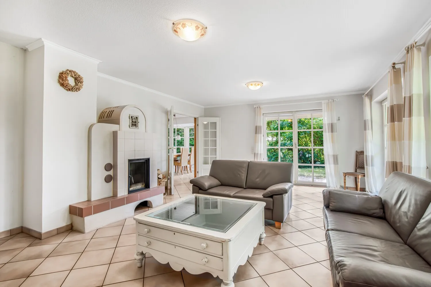 Großzügiges Wohnzimmer mit Kamin