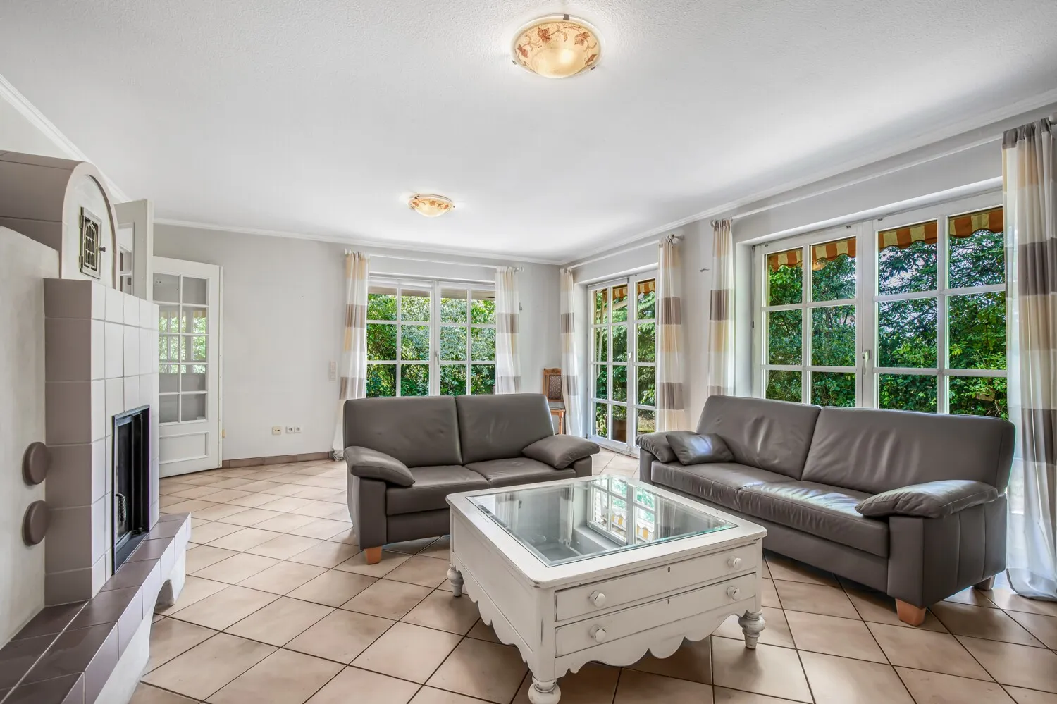 Große Fensterflächen und viel Licht