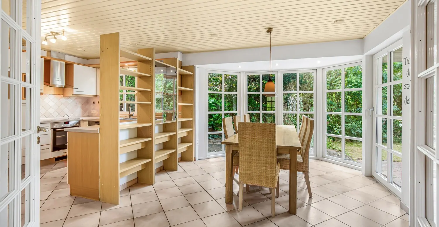 Heller Essbereich im Erker