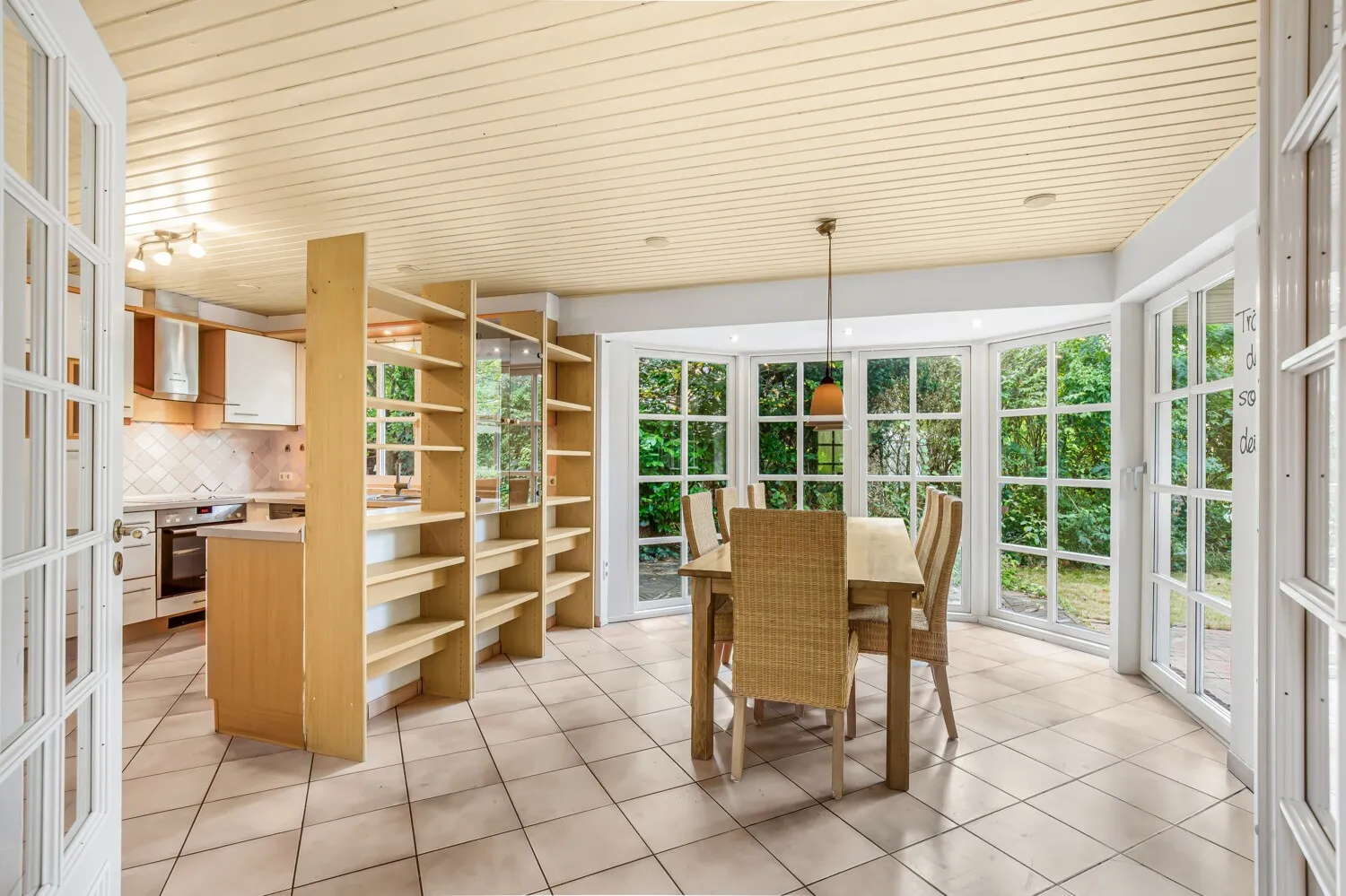 Heller Essbereich im Erker