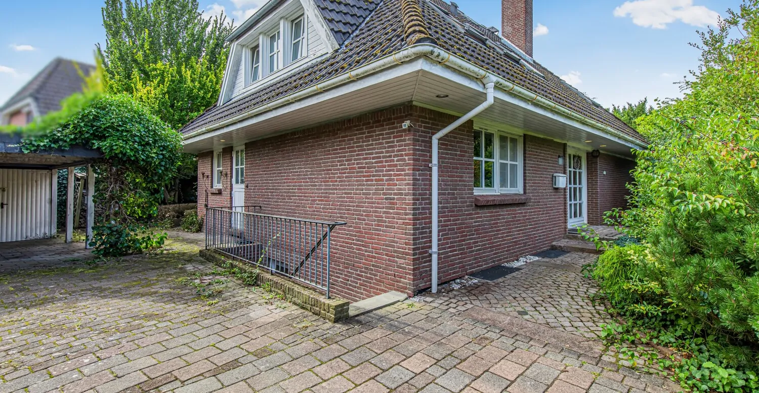 Auffahrt und Frontansicht