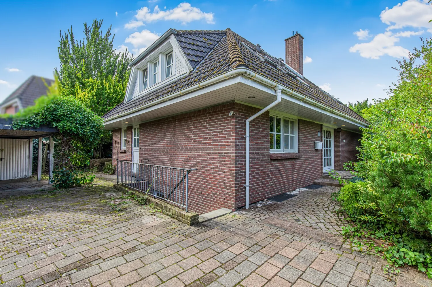 Auffahrt und Frontansicht