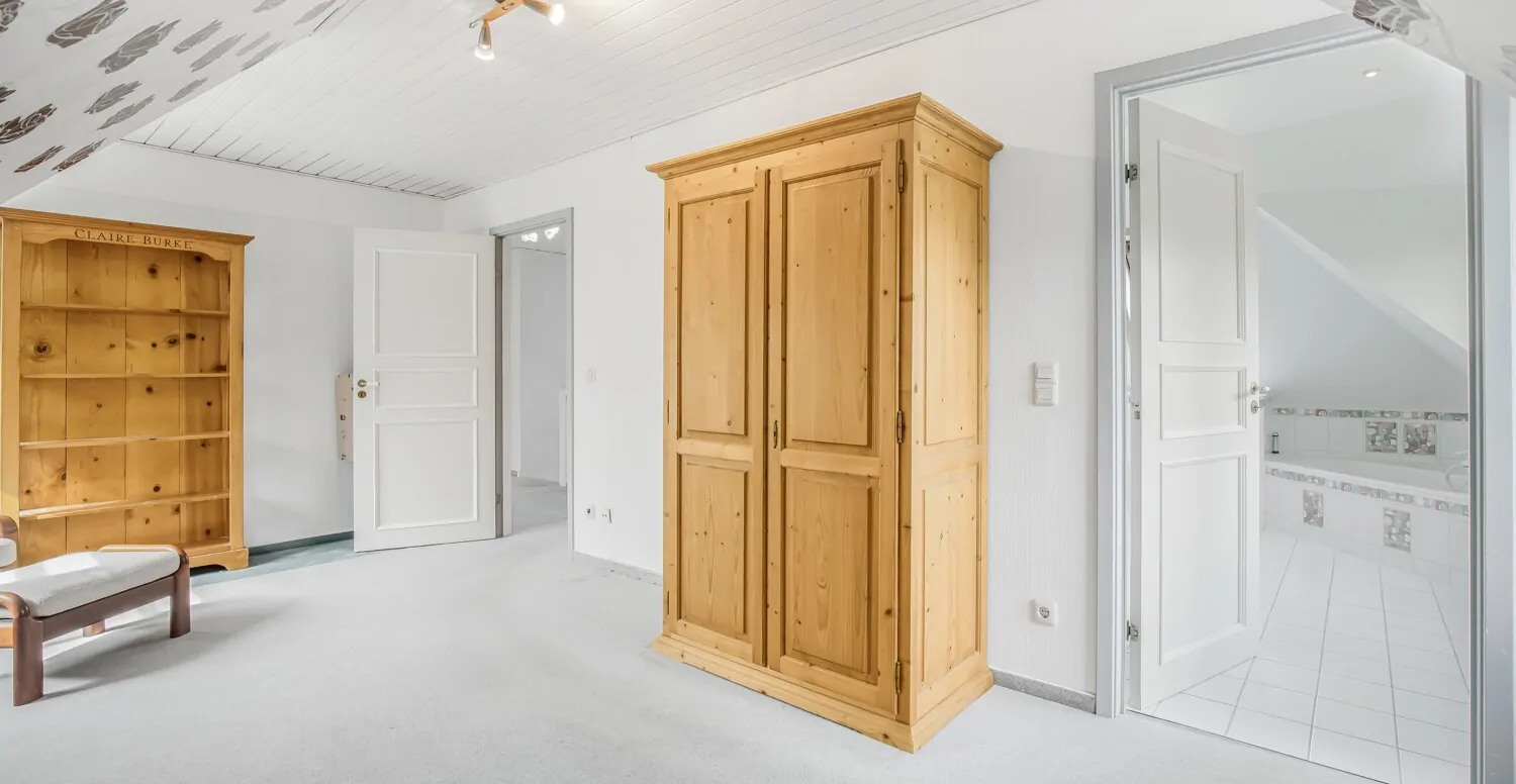 Großes Elternschlafzimmer mit Bad en suite