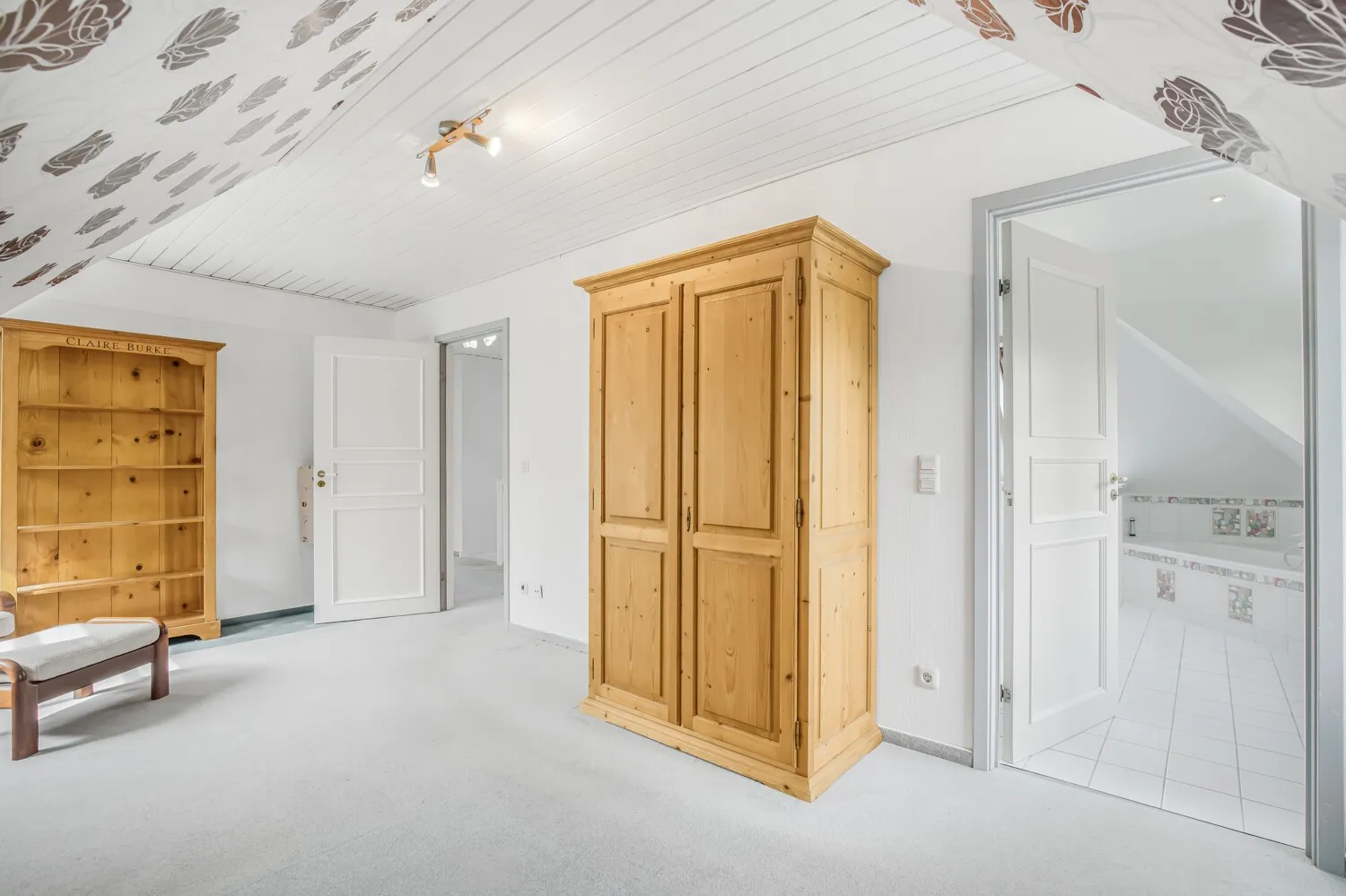 Großes Elternschlafzimmer mit Bad en suite