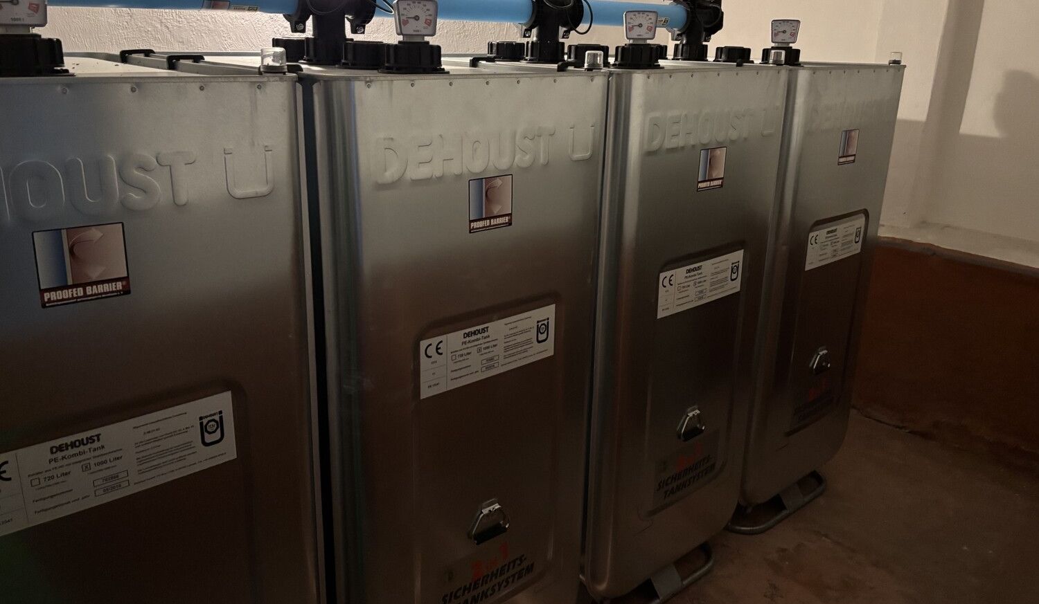 Öl-Tanks in Stallung