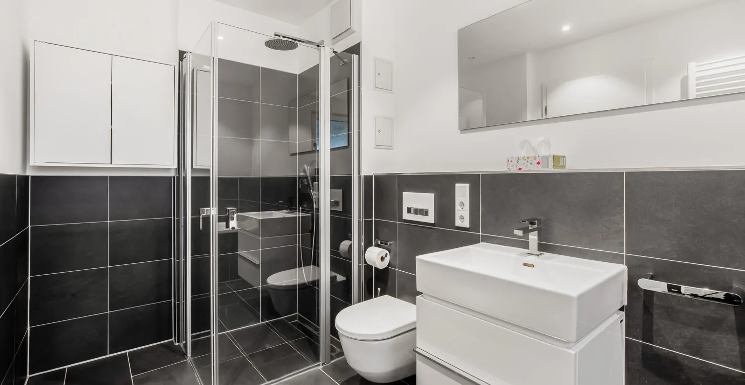 Blick auf die ebenerdige Dusche