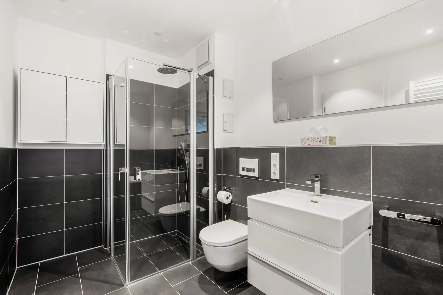 Blick auf die ebenerdige Dusche