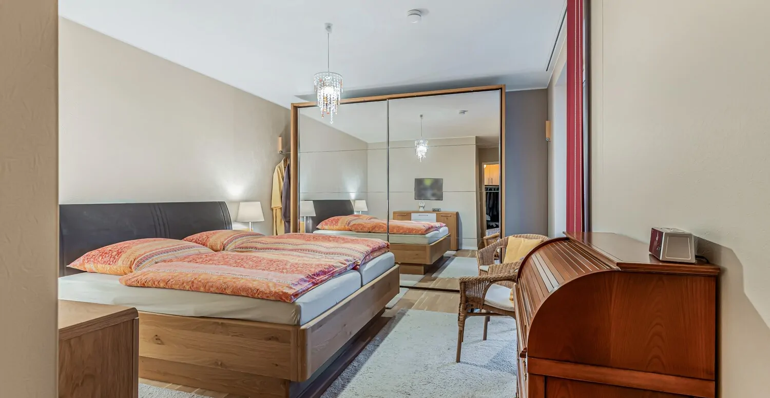 Großzügiges Schlafzimmer