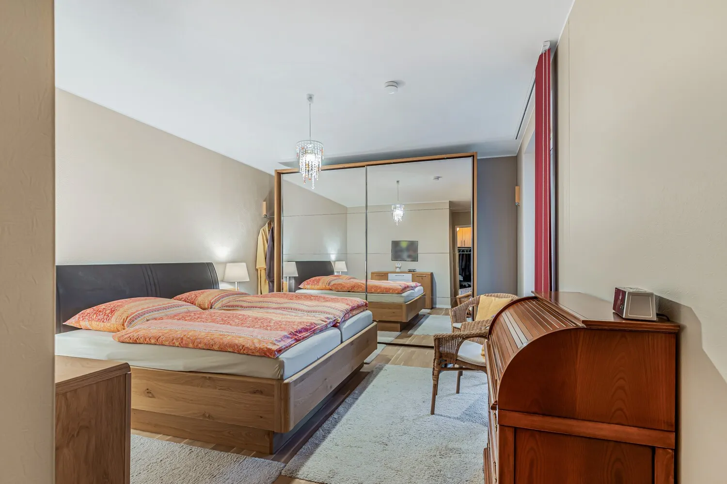 Großzügiges Schlafzimmer