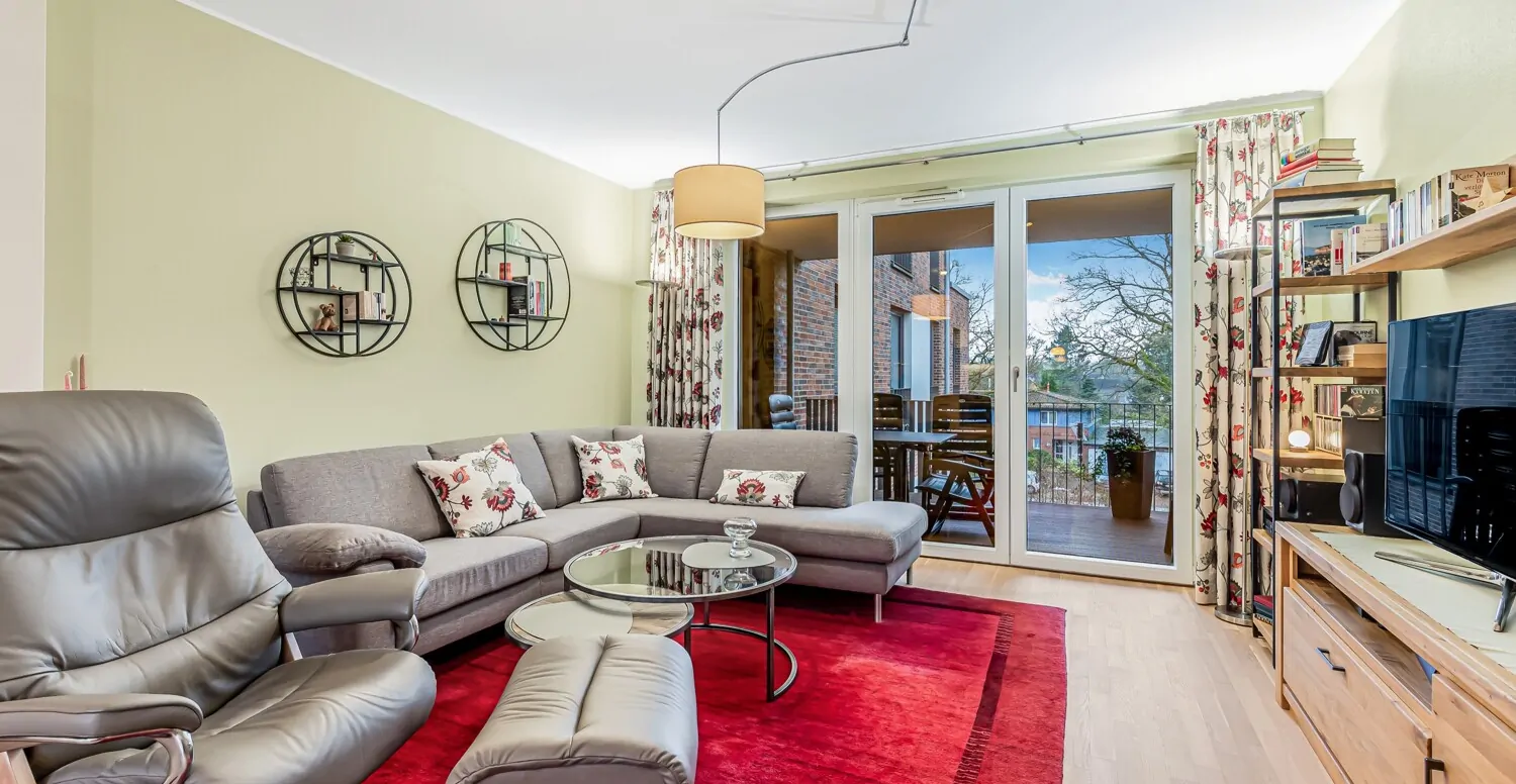 Gemütlicher Wohnbereich mit Terrassenzugang