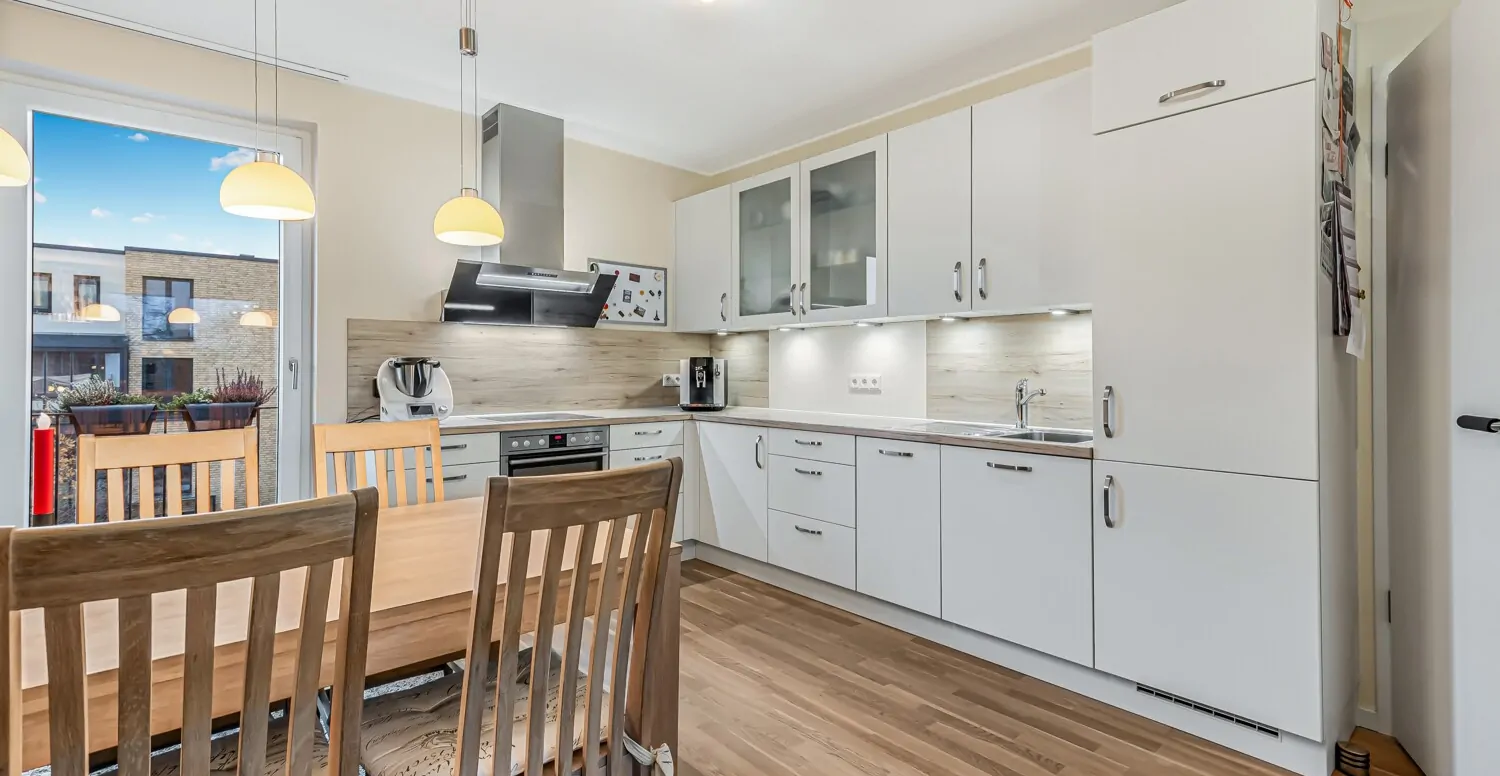 Offene Küche mit gemütlichem Essbereich