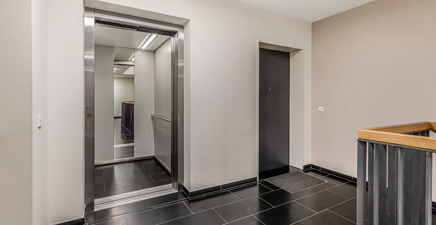 Hausflur mit modernem Fahrstuhl