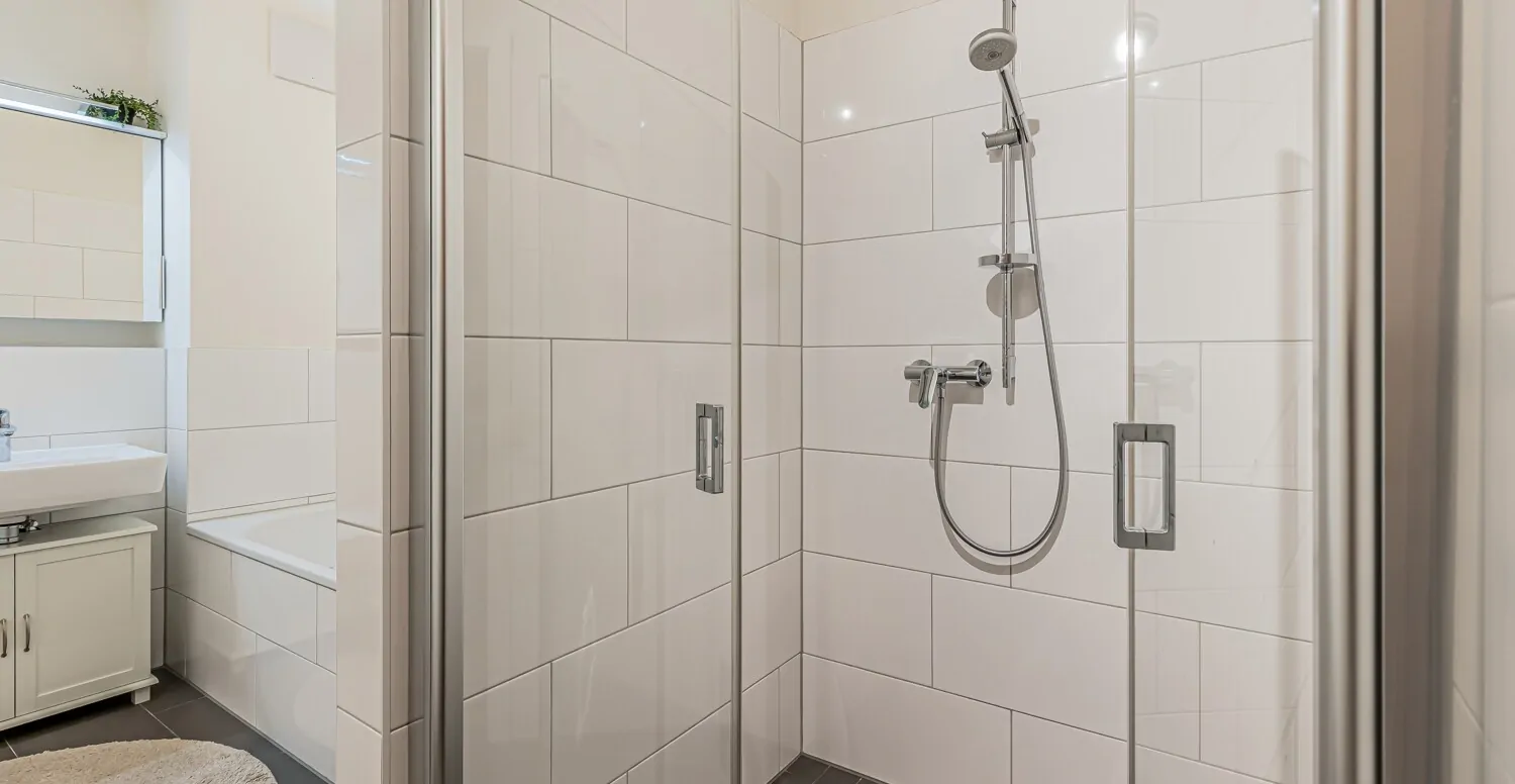 Vollbad mit großer ebenerdiger Dusche