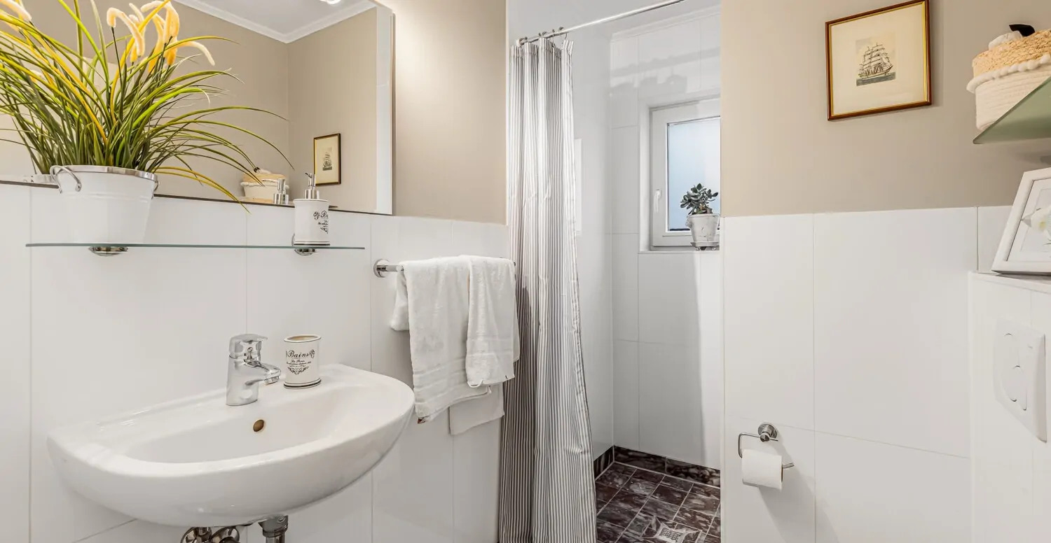 Gäste-WC mit Dusche