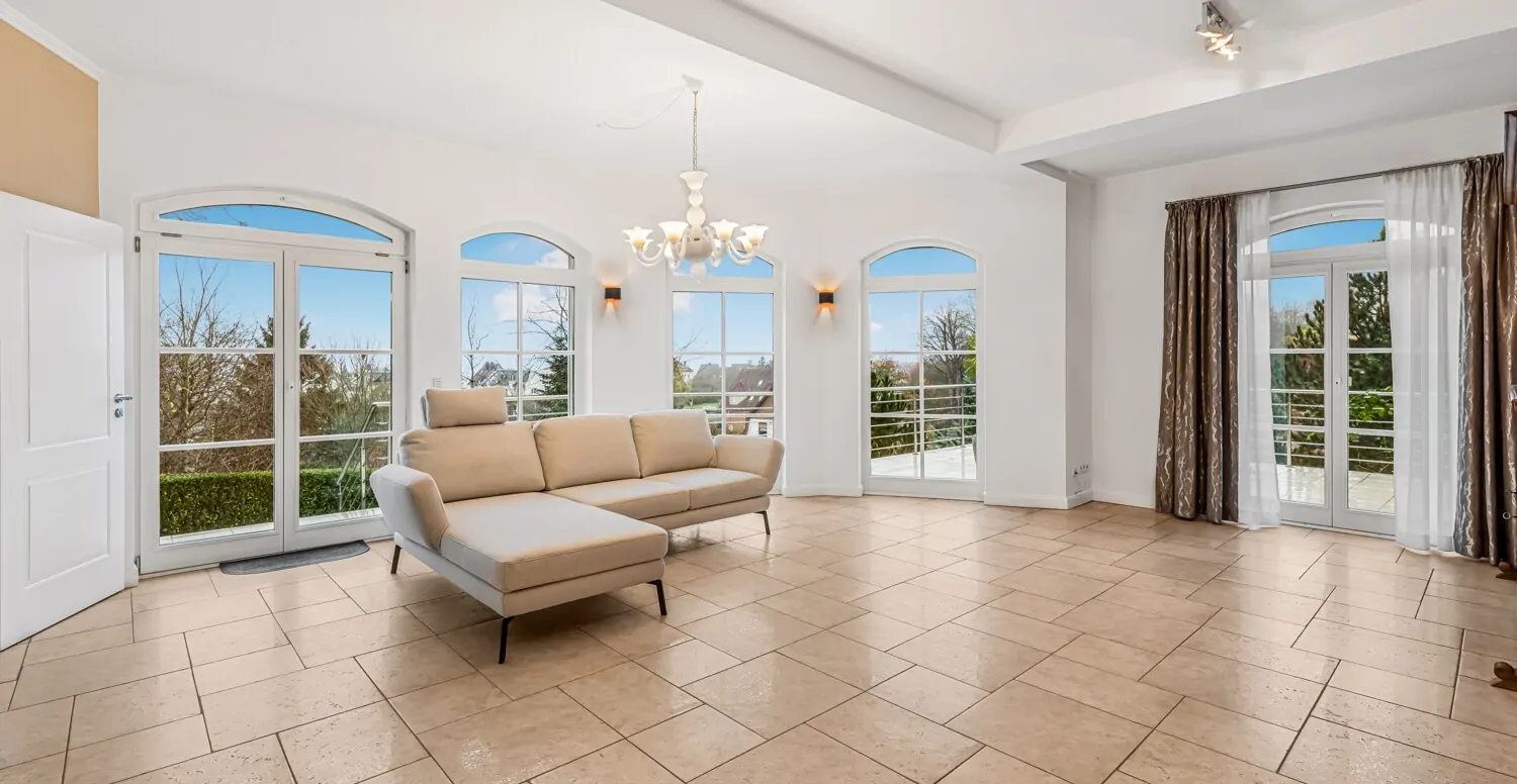 Lichtdurchflutet durch zahlreiche Fensterflächen