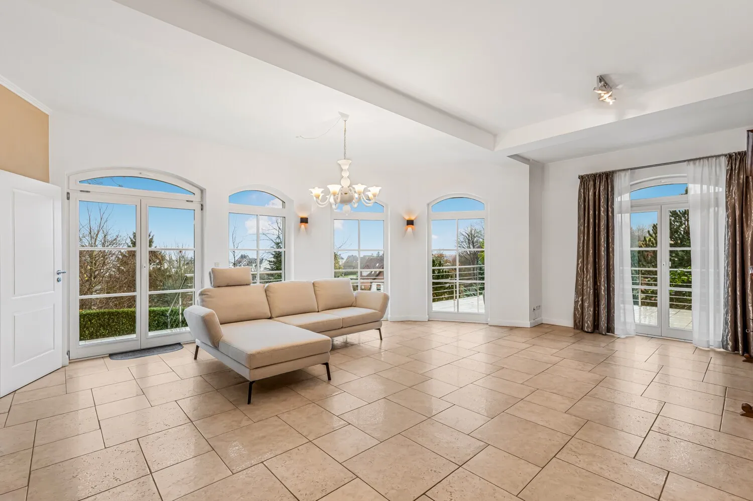 Lichtdurchflutet durch zahlreiche Fensterflächen