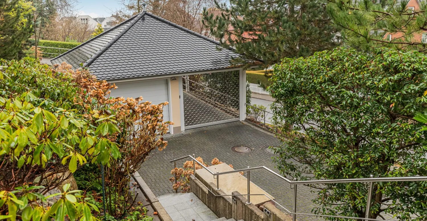 Blick auf die Garage und das Rolltor