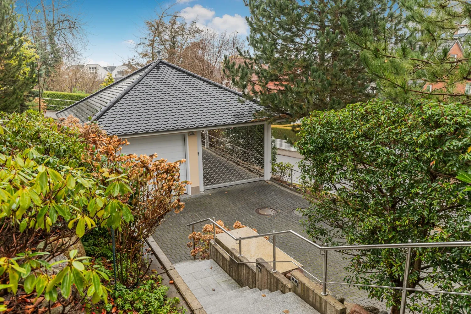 Blick auf die Garage und das Rolltor