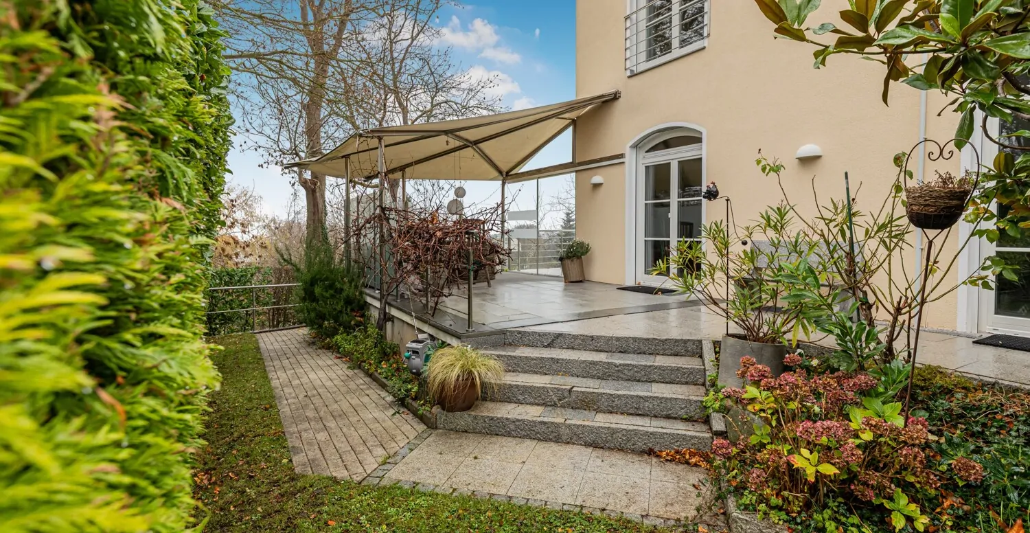 Weitere Terrassenfläche