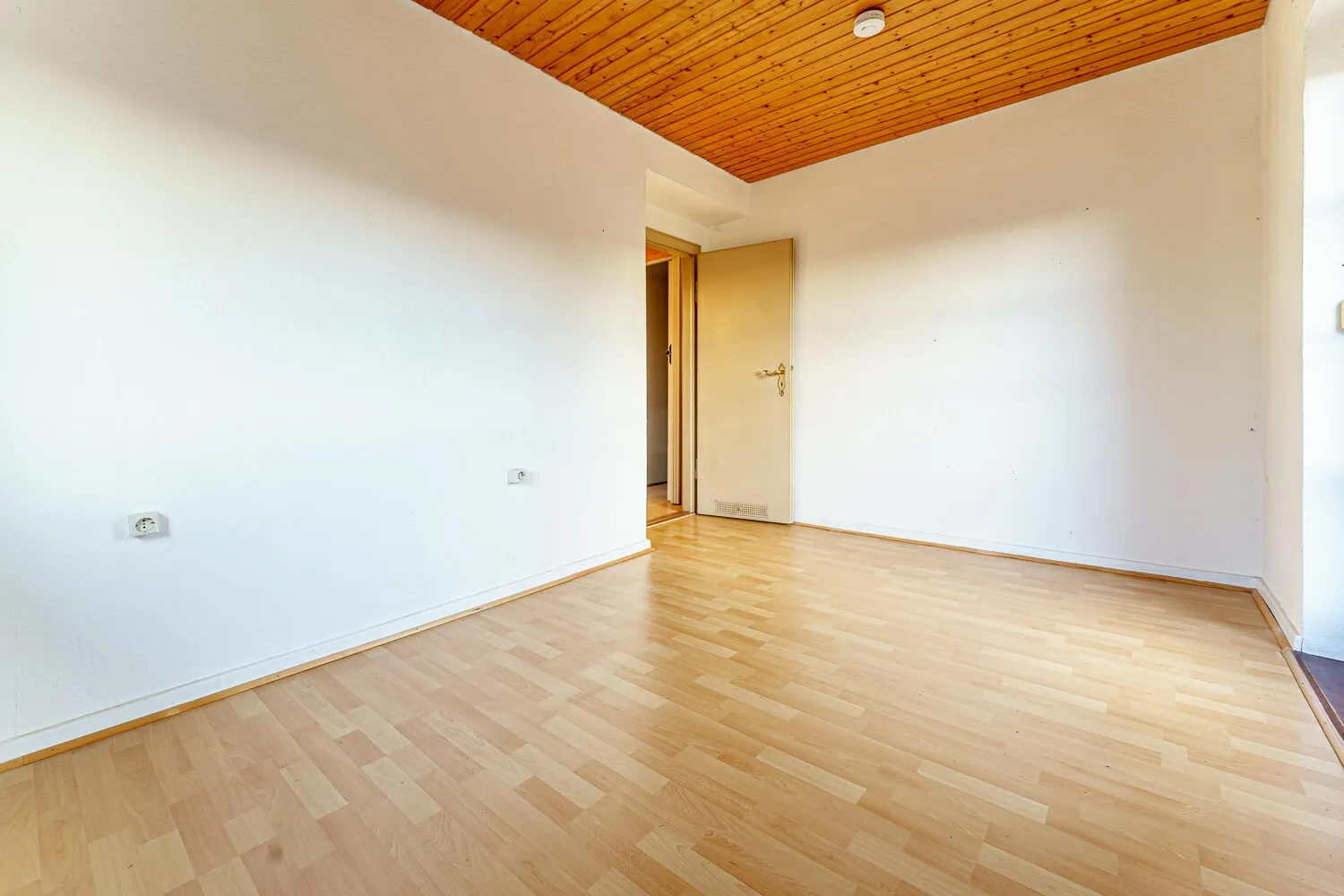 Helles, lichtdurchflutetes 1. Kinderzimmer