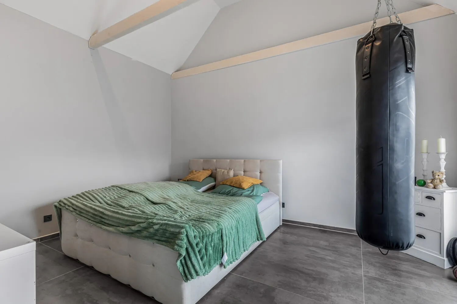Helles und großes Schlafzimmer