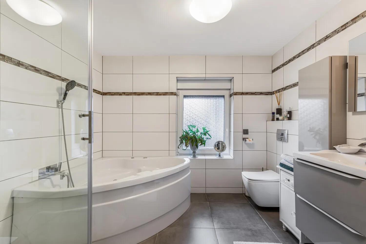Modernes Badezimmer