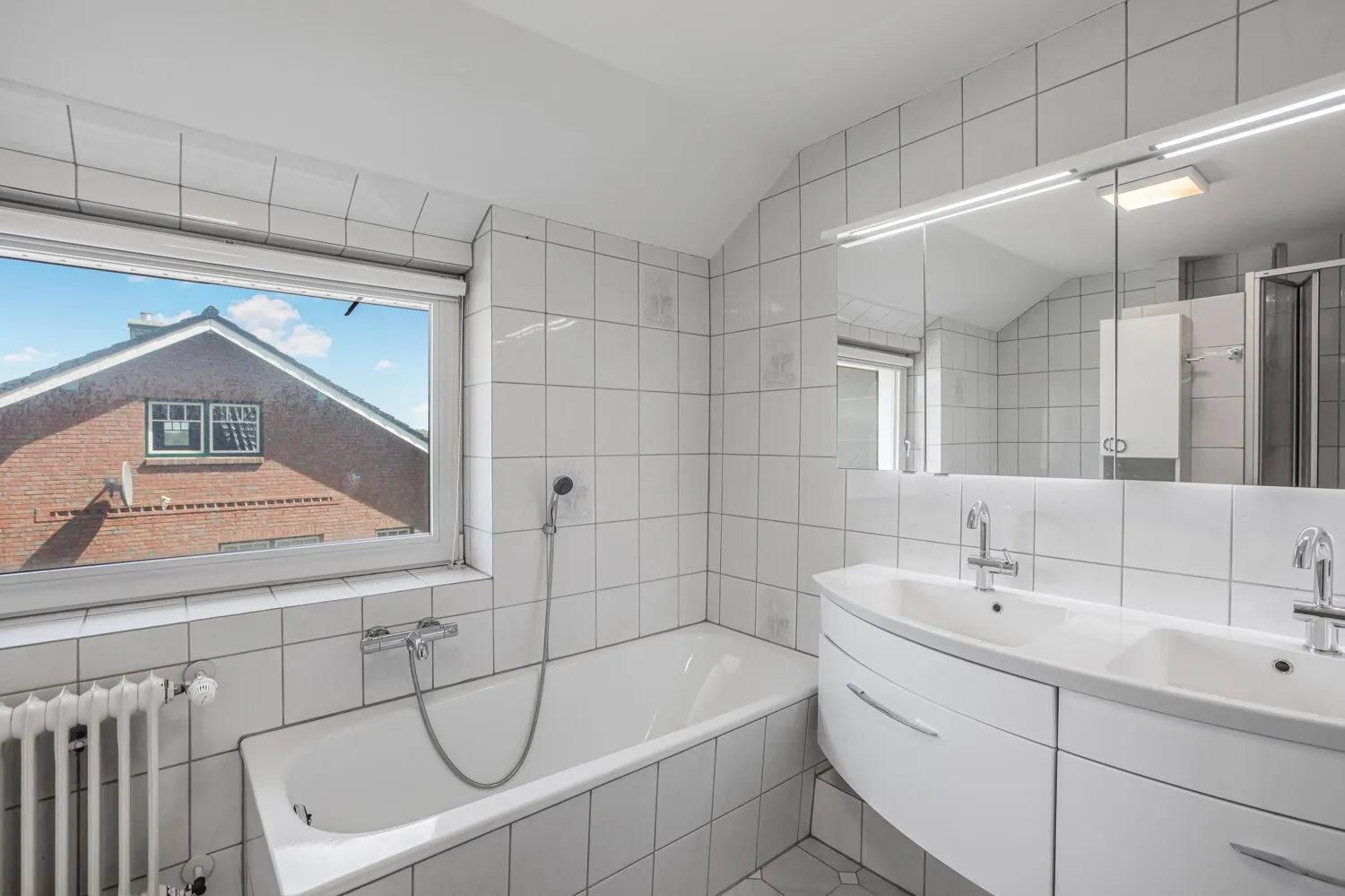 Helles Badezimmer