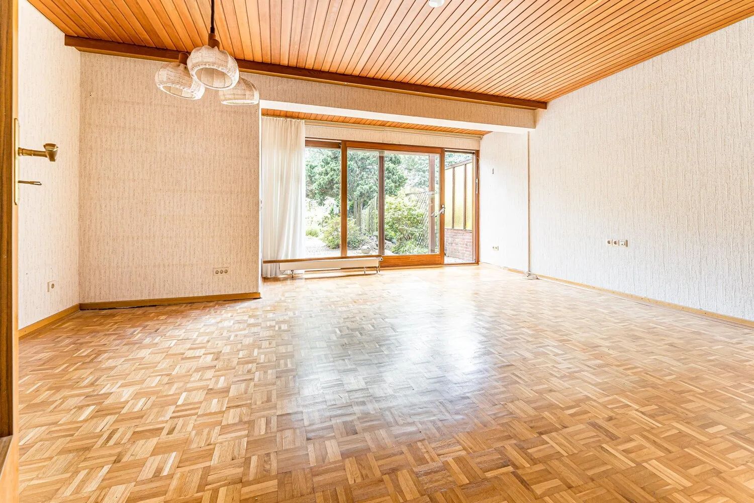 Blick in den Garten vom Wohnzimmer