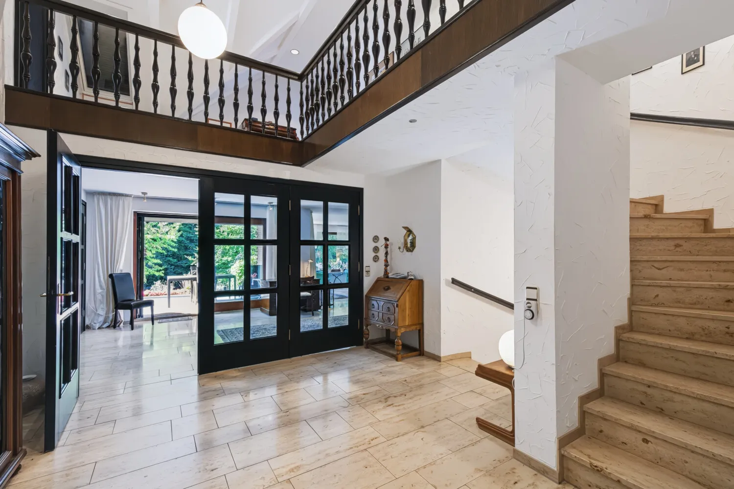 Offene Galerie mit Treppe ins Obergeschoss