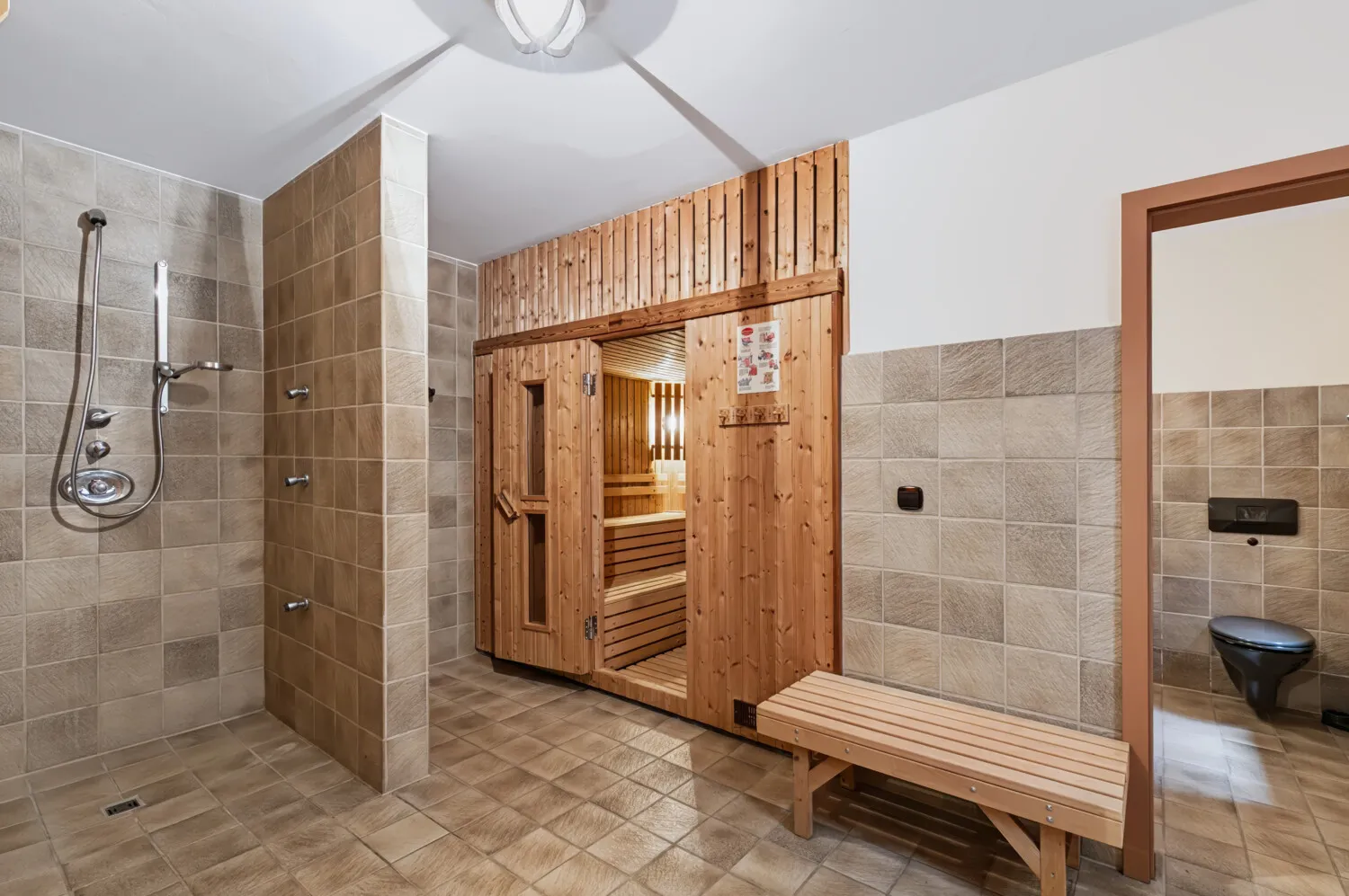 Saunabereich mit Dusche