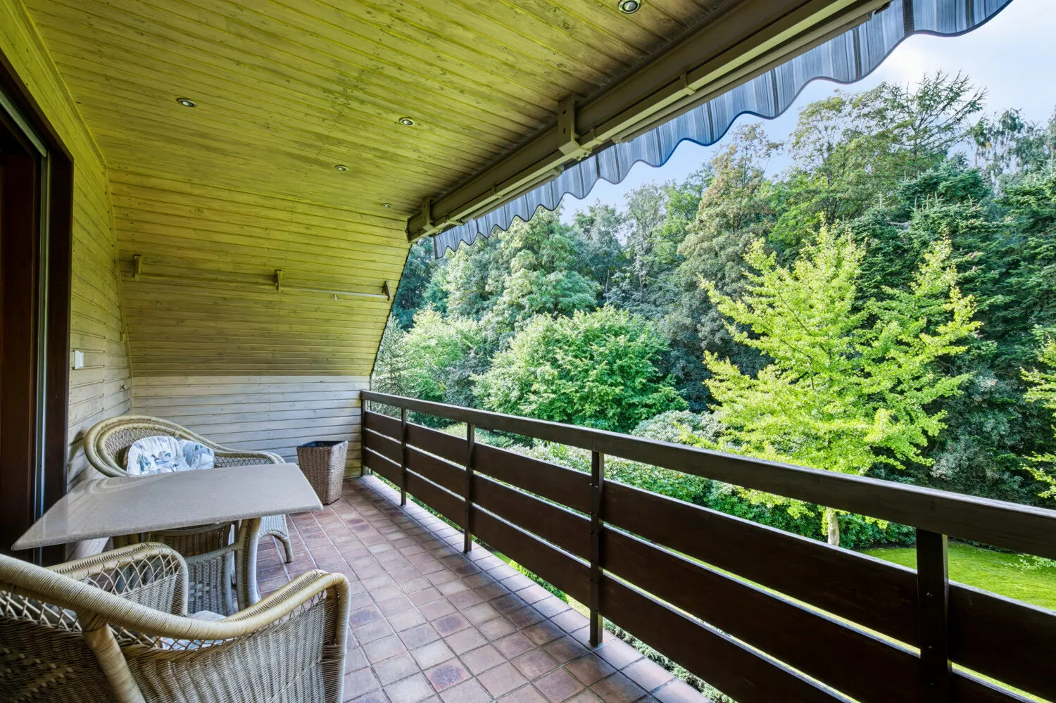Balkon mit Blick in den Wald
