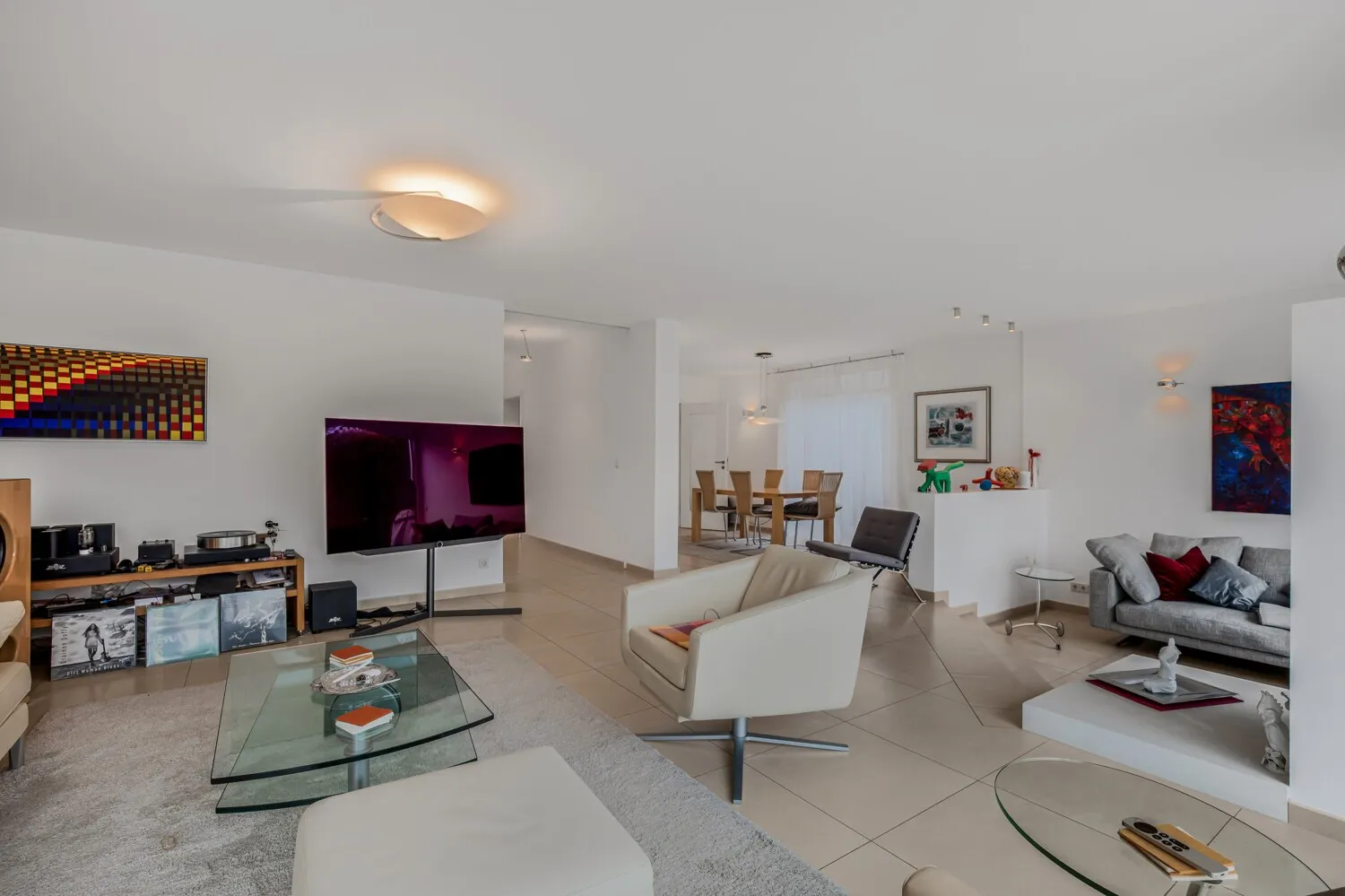 Helles und offenes Wohnzimmer