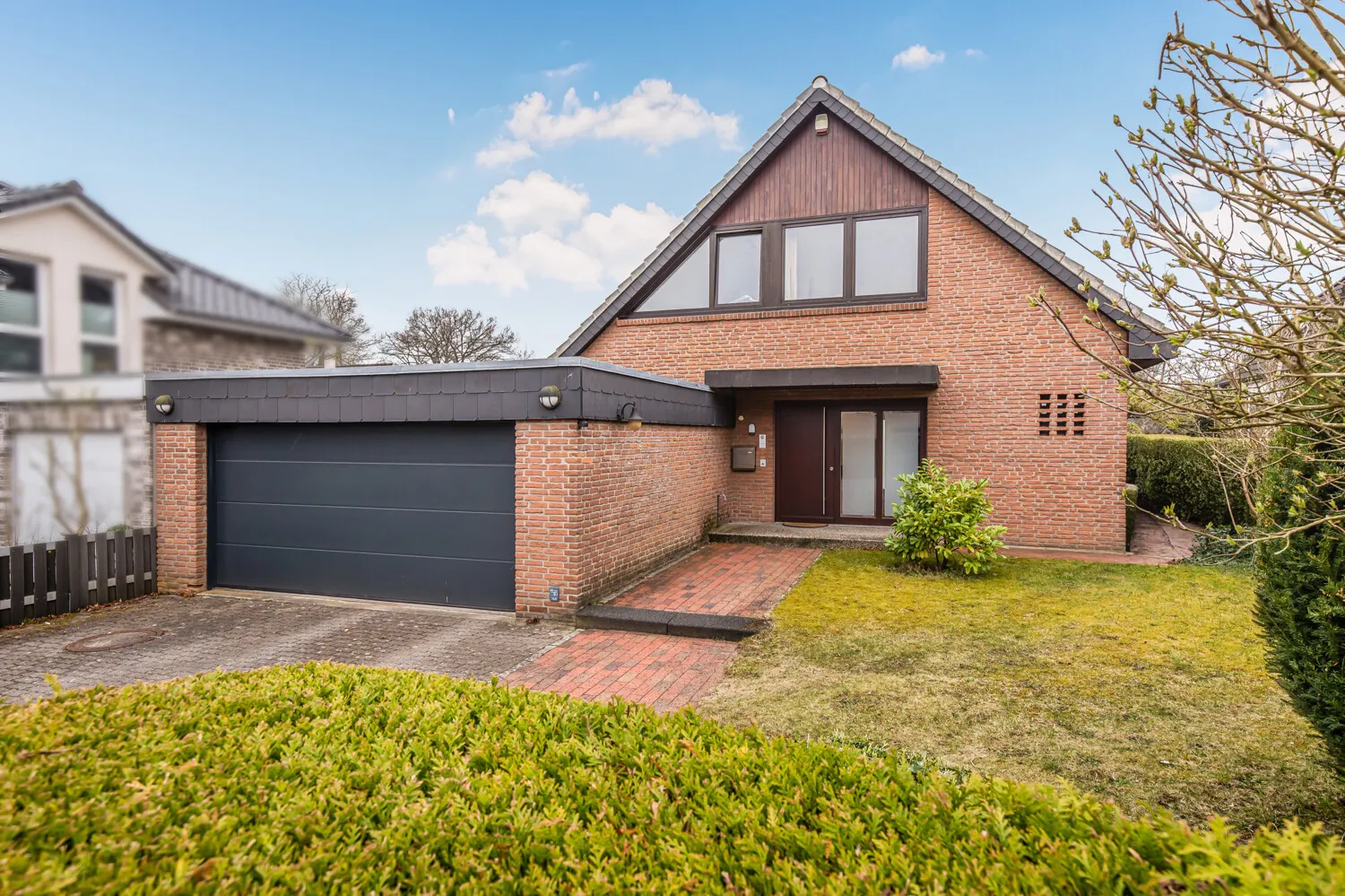 Vorderansicht mit Garage