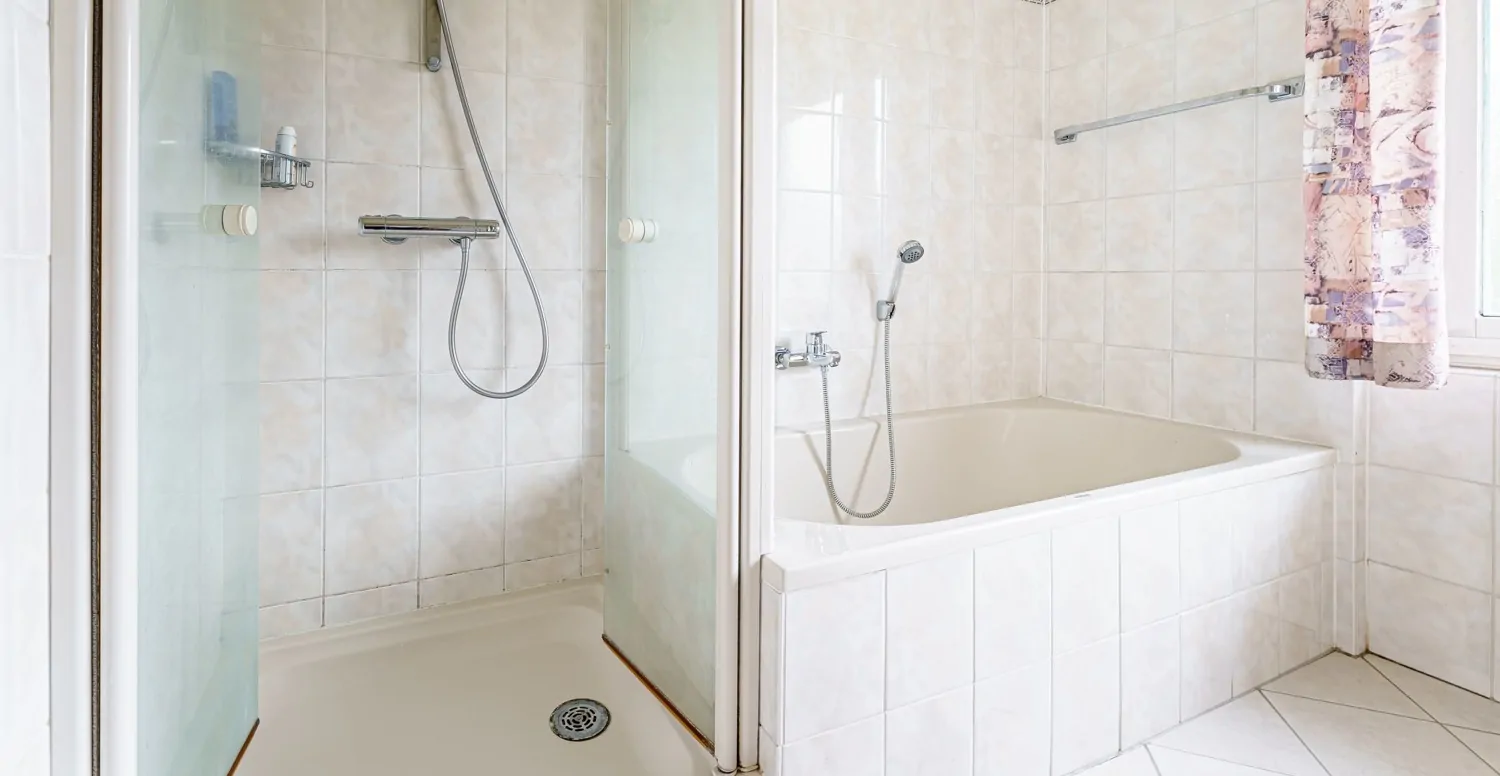 Blick auf Dusche und Badewanne