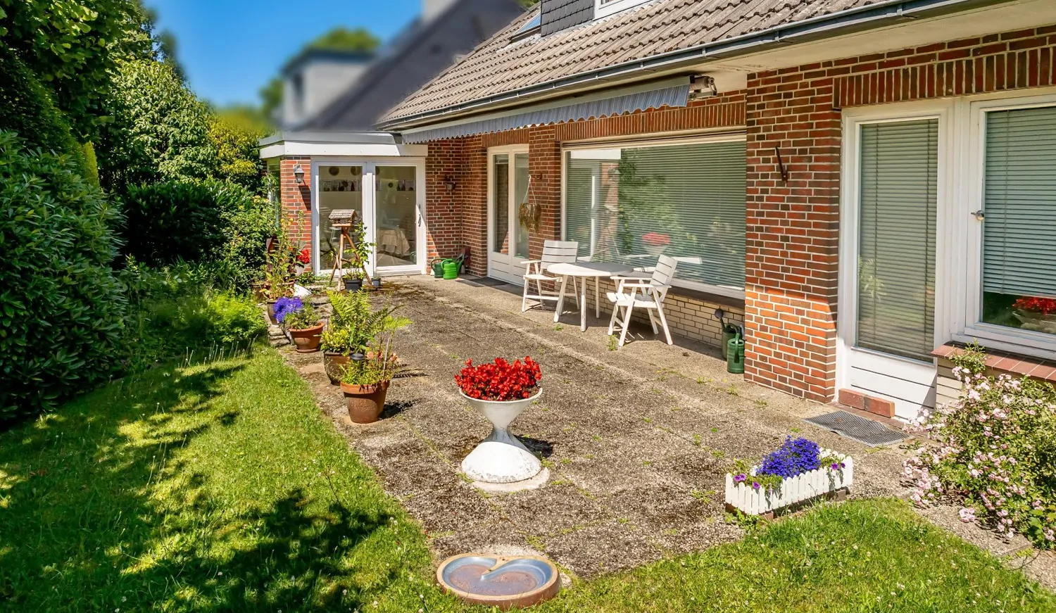 Rückansicht samt großer Terrasse und Wintergarten