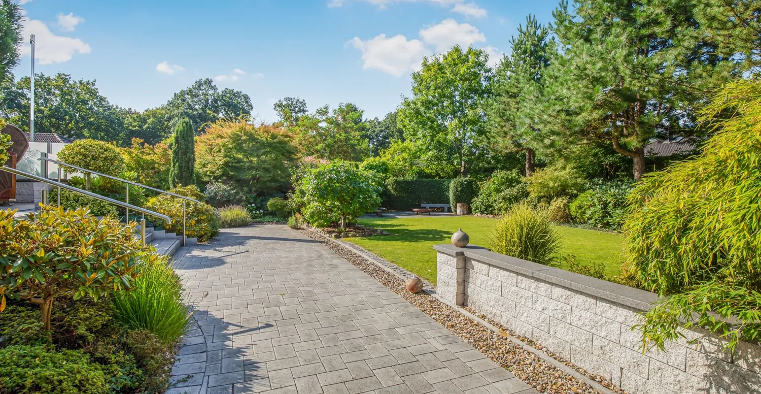 Hochwertig angelegter Gartenbereich