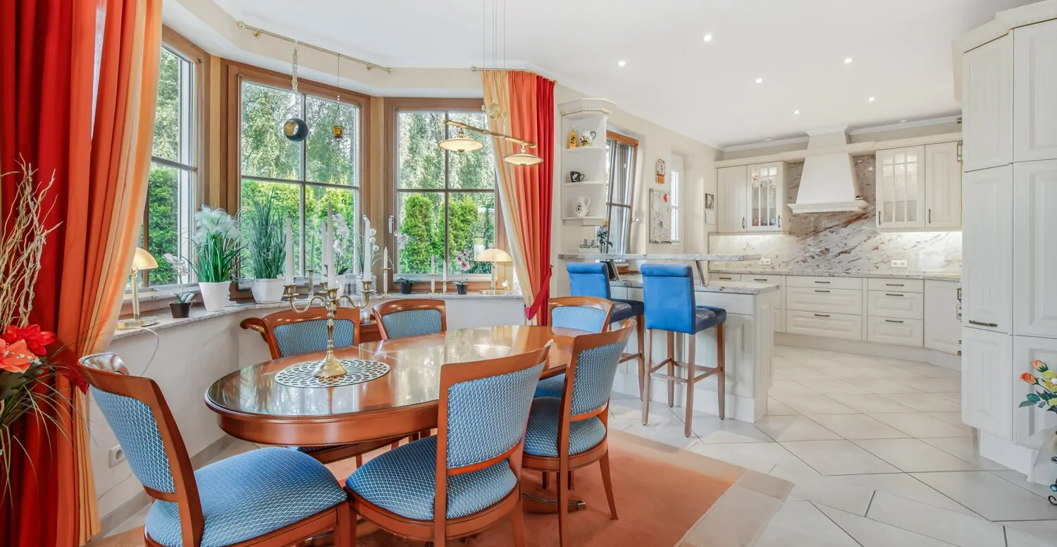 Heller Essbereich im lichtdurchfluteten Erker