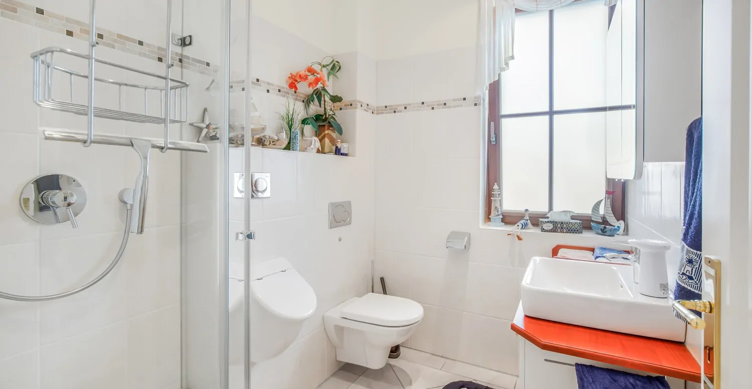 Gästebadezimmer mit ebenerdiger Dusche