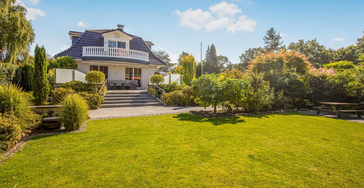 Rasenfläche und Obstbäume