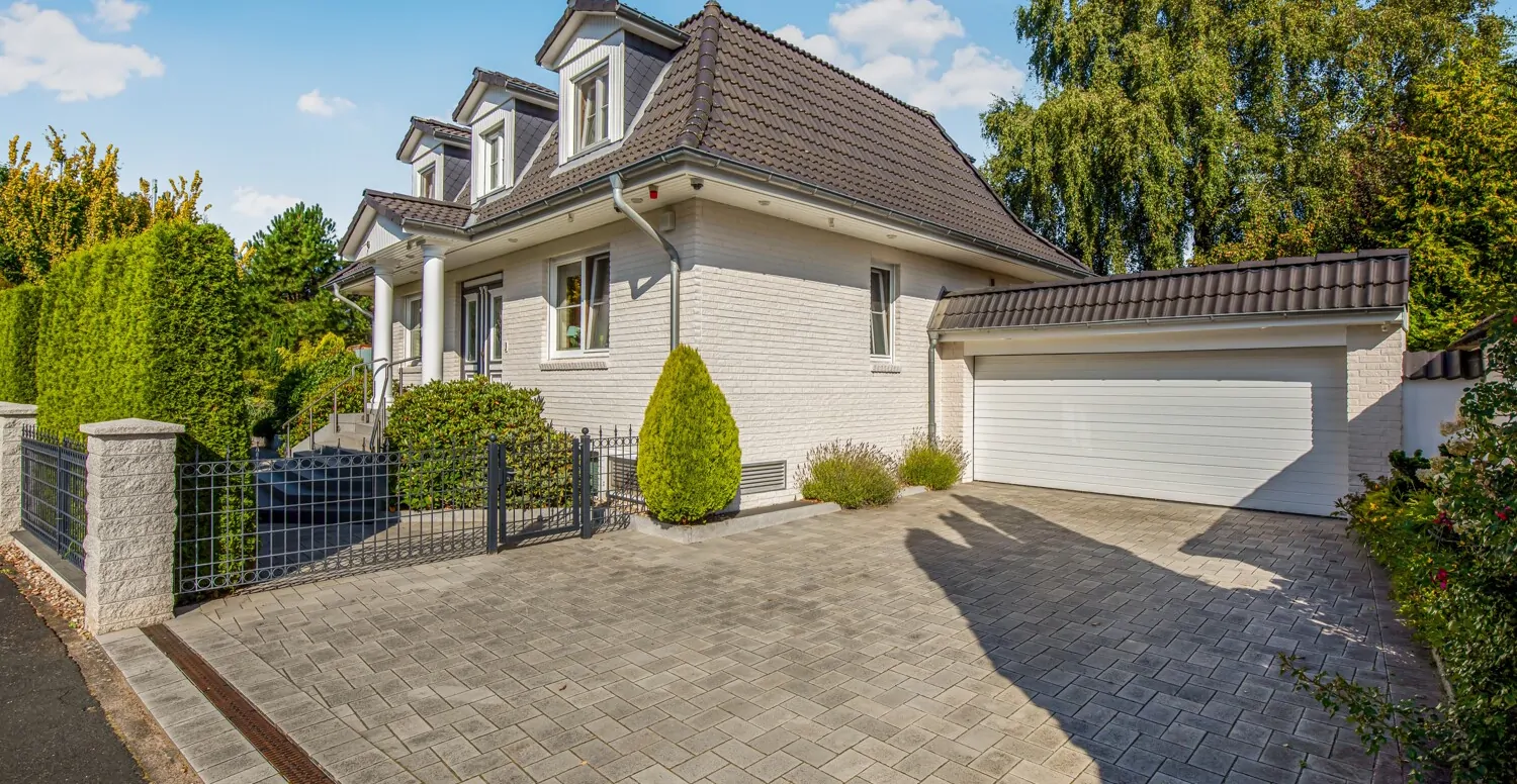 Große Auffahrt samt Doppelgarage