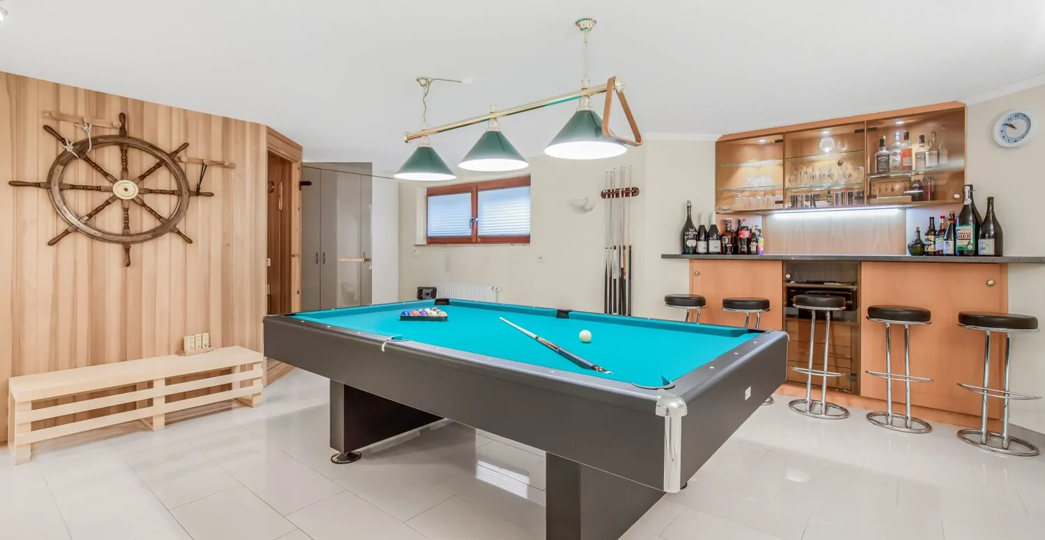 Hobbyraum mit Billardtisch, Sauna und Bar
