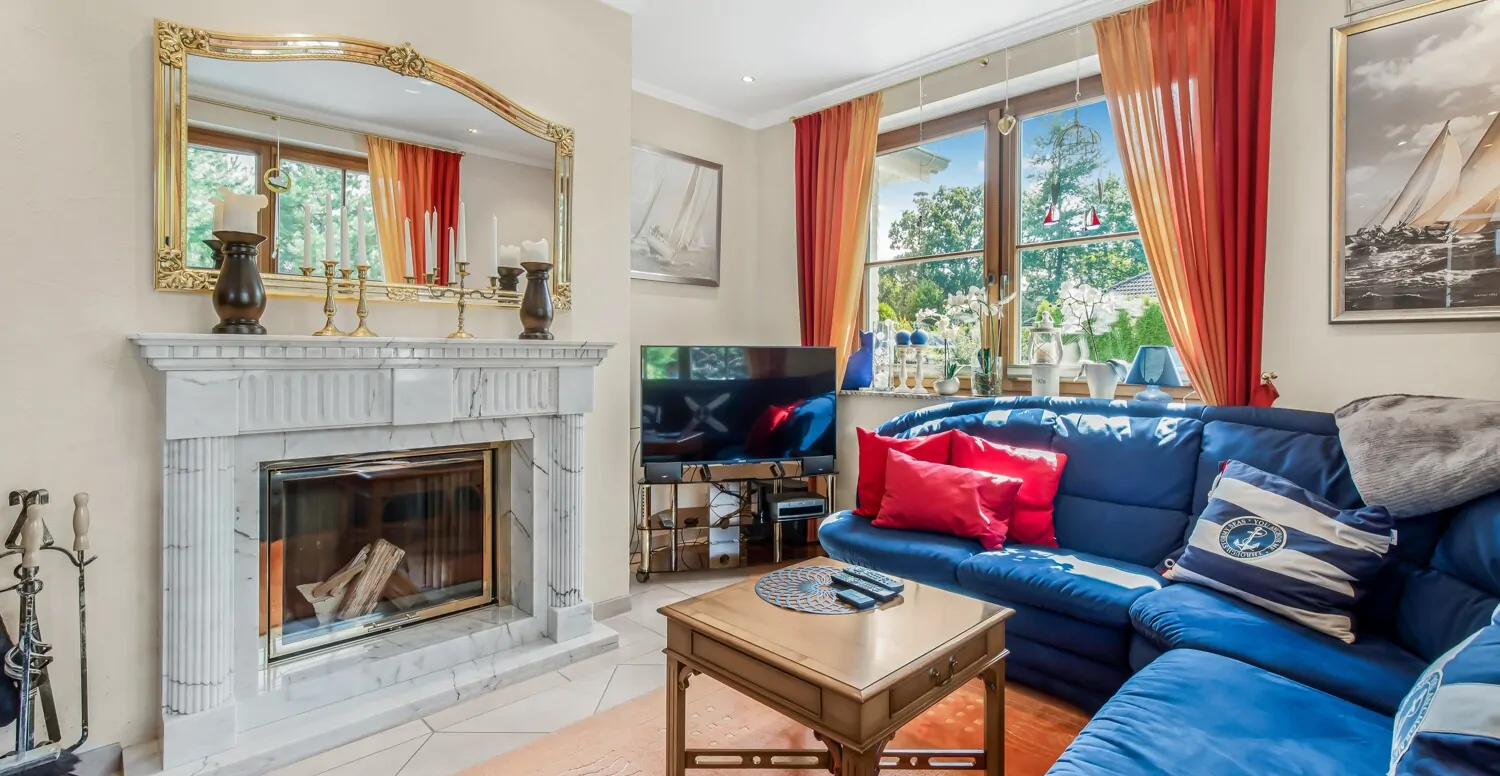 Wohnbereich mit edlem, französischem Kamin