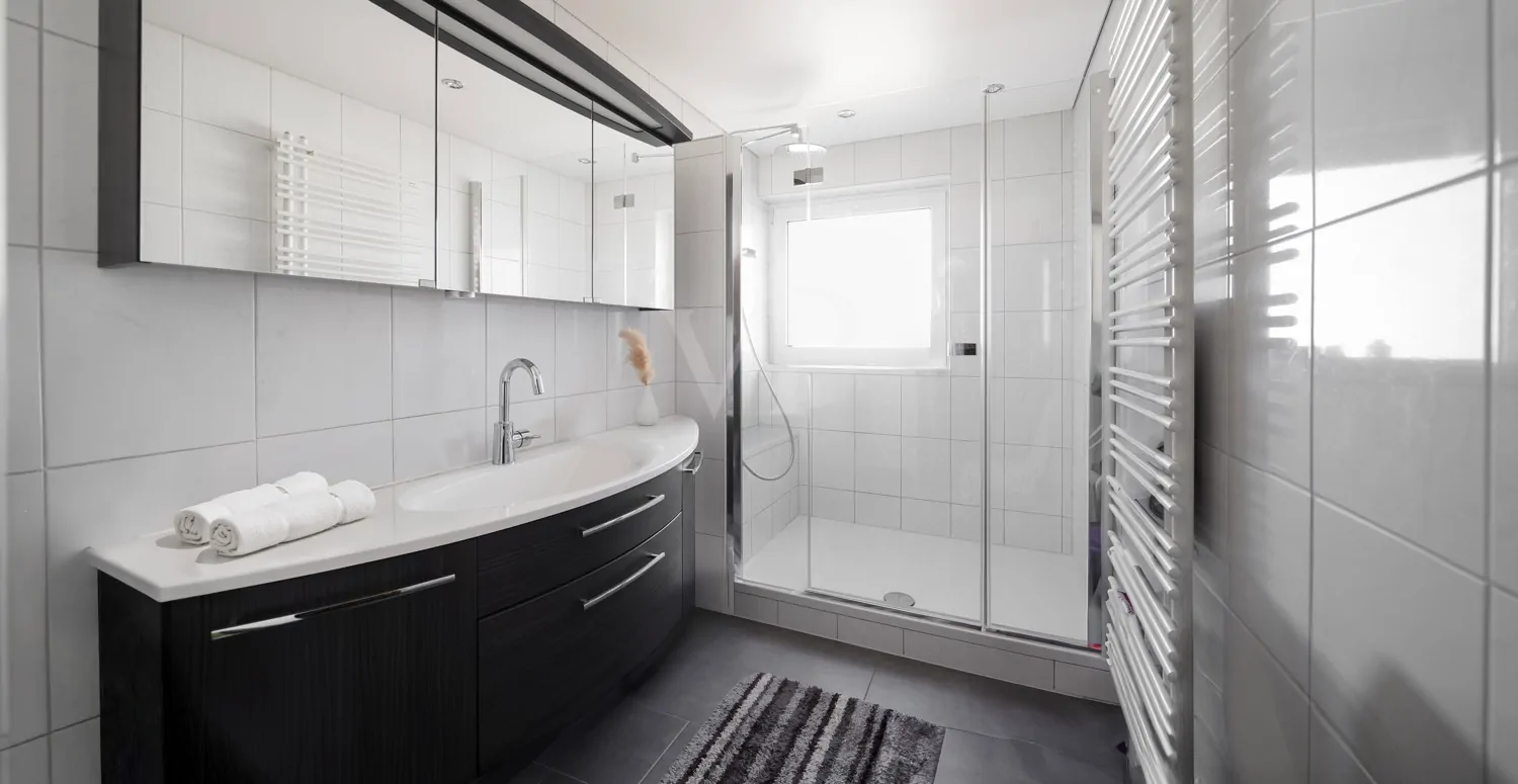 Obergeschoss - Tageslicht-Badezimmer