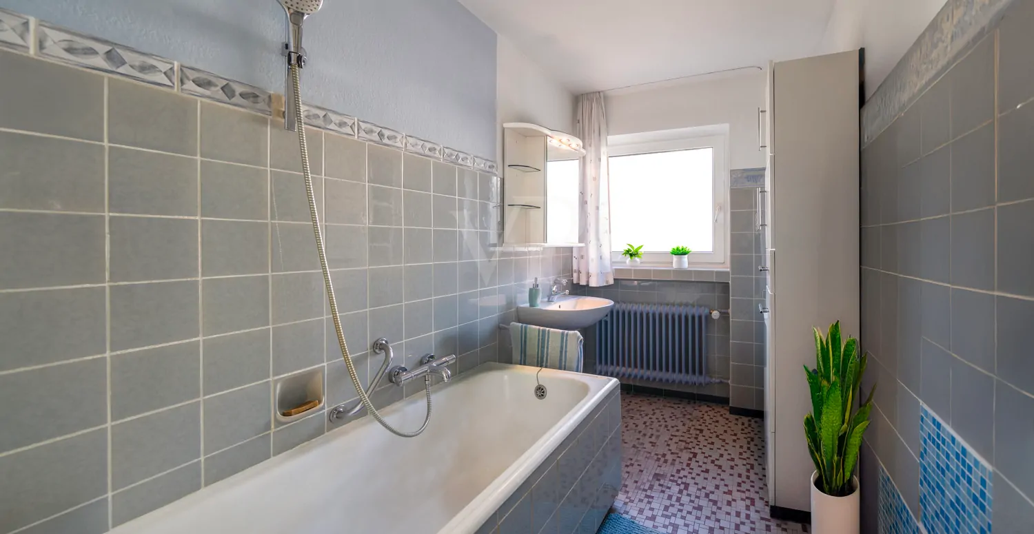 Erdgeschoss - Tageslicht-Badezimmer