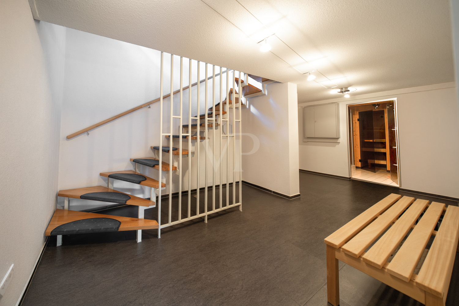 Treppe/ Vorplatz UG