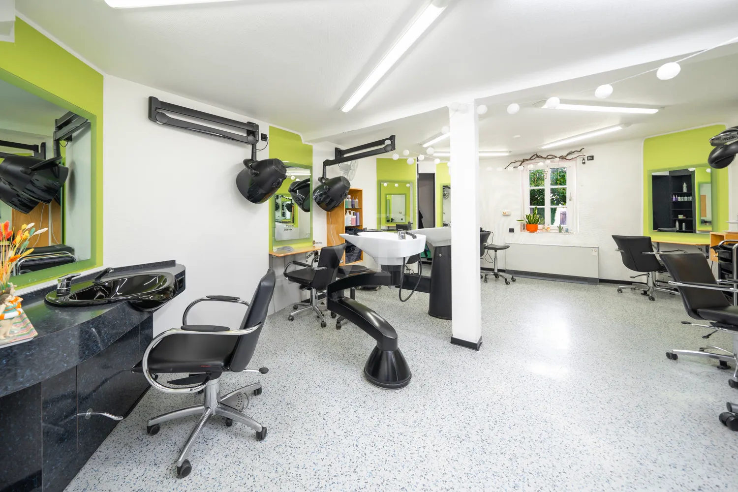 Erdgeschoss - Gewerbe - Friseursalon