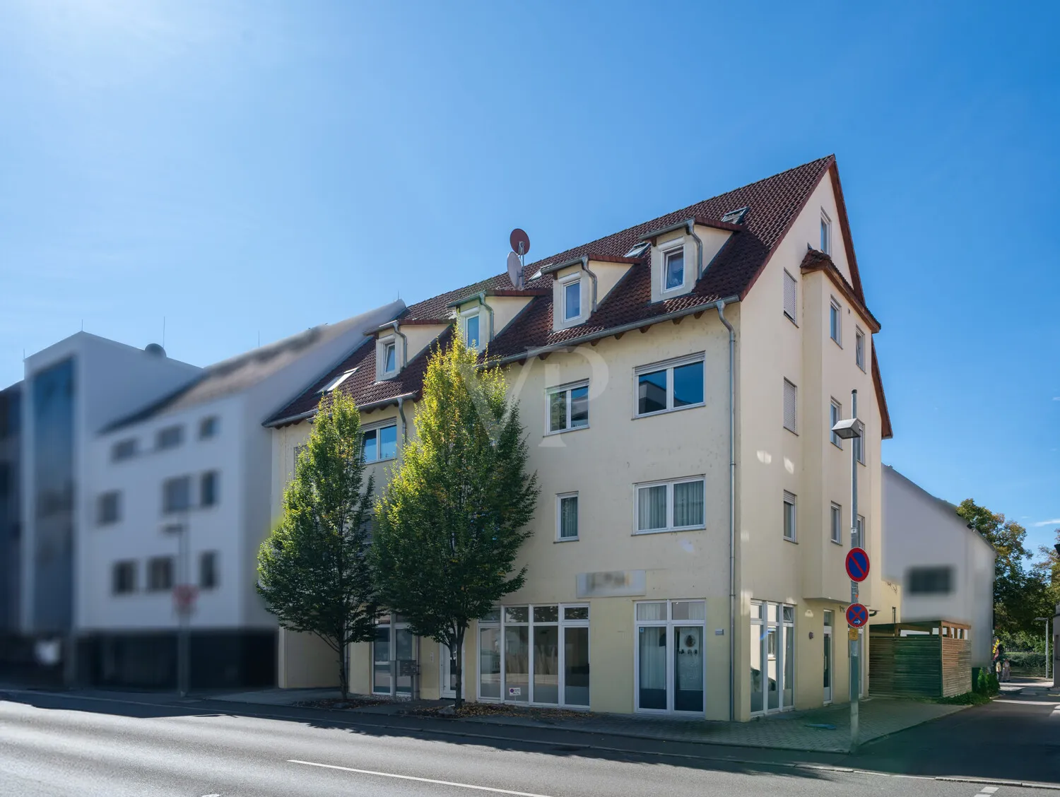 Live by the lake — centrally located! 4-room maisonette apartment with lake view